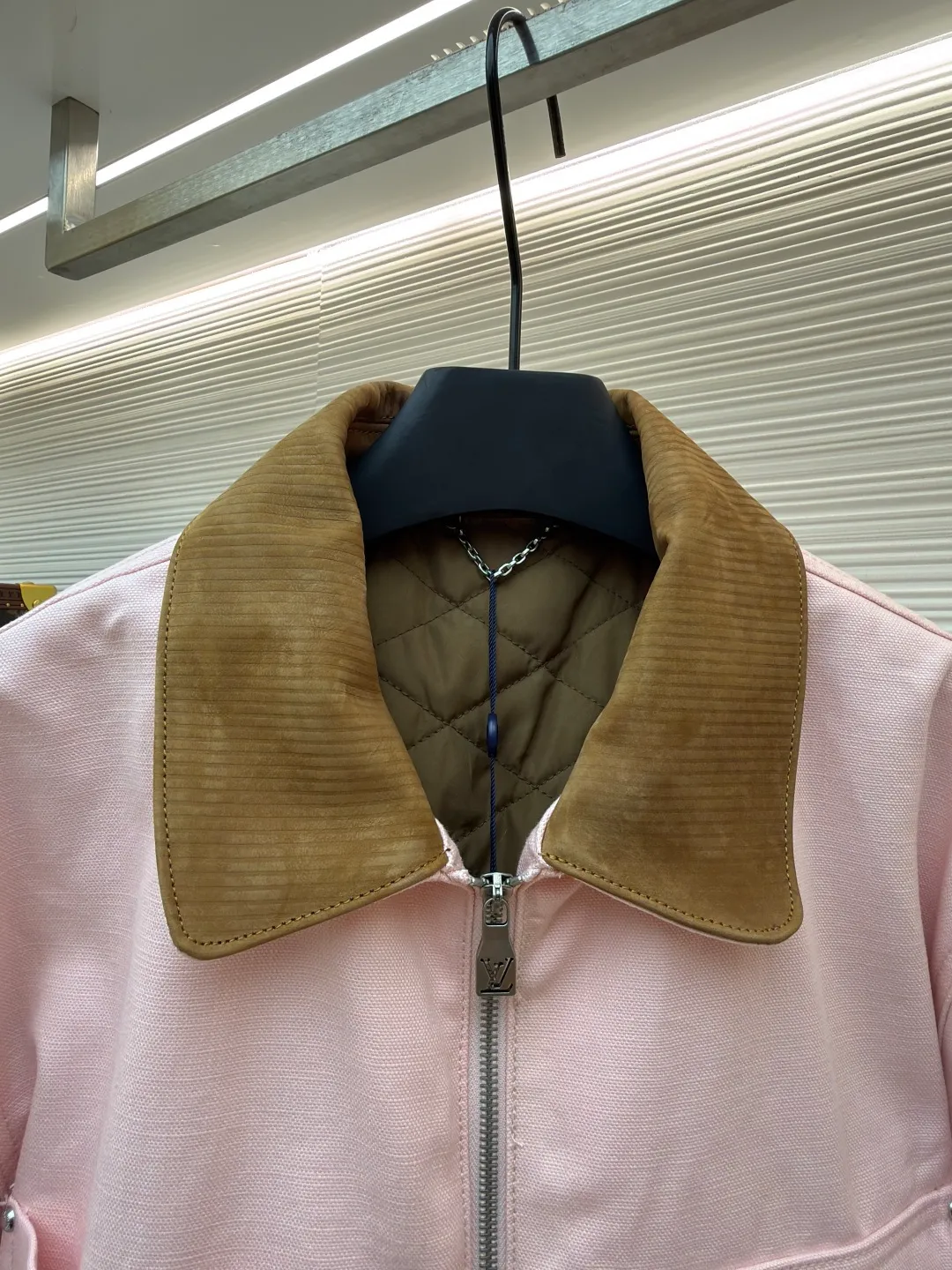LOUIS VUITTON spliced lapel jacket ●Authentic product: purchased and developed by 27991 ●Item number: 1680418-C40 ●Fabric: denim fabric ●Technology: made on positioning cutting machine ●Version: fitted version ●Weight: about 1110 grams ●Size: 44-46-48-50-52 ●Description: Made of customized cotton fabric! The texture is great, soft and strong to the touch, not only comfortable to wear, but also very durable! The pink is dyed evenly, with no color blocks or fading, and the color fastness is strictly controlled! The hem pockets are decorated with leather labels, the writing is clear and neat, the thickness and spacing of the fonts are consistent with yb, the details are perfectly controlled! The spliced lapel design, the overall routing is straight and delicate, the fabric is comfortable and soft, the color is consistent and there is no color difference It can be matched with the same style to create a fashionable look, and can be used in various occasions. Customized accessories, complete with three standards, same style for men and women!